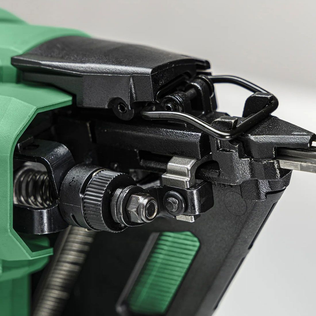 Hikoki - 18V 15GA Brushless Angled Finish Nailer Kit - with 2 x 2.0Ah Li-Ion